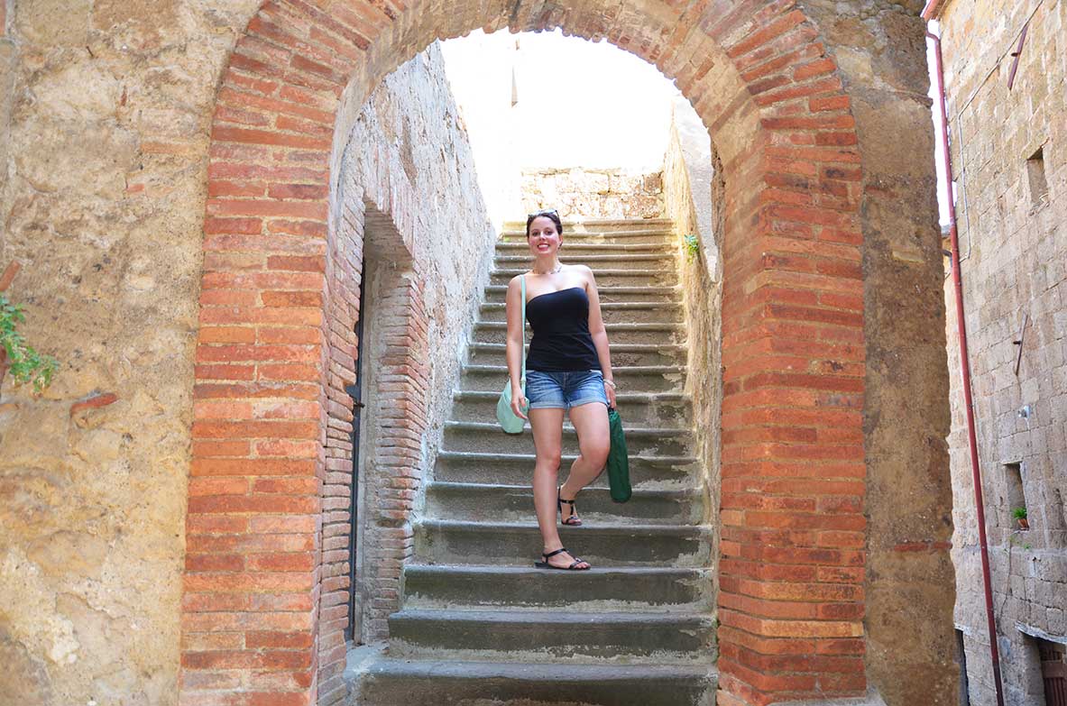 Eda tra le stradine di civita