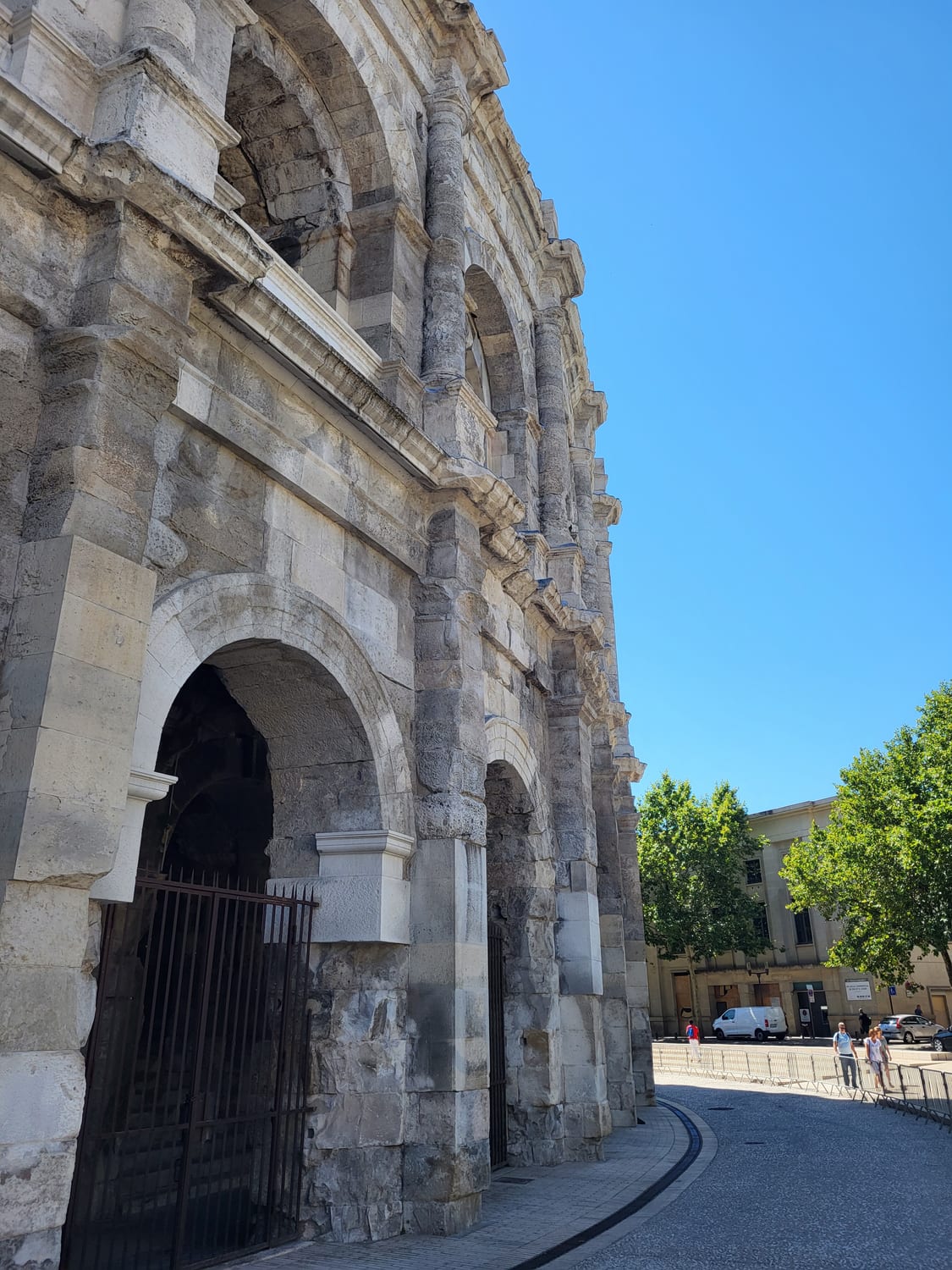 les deux niveaux d’arcades de la façade des Arènes de Nîmes avec les colonnes engagées et les blocs saillants pour les mâts du velum