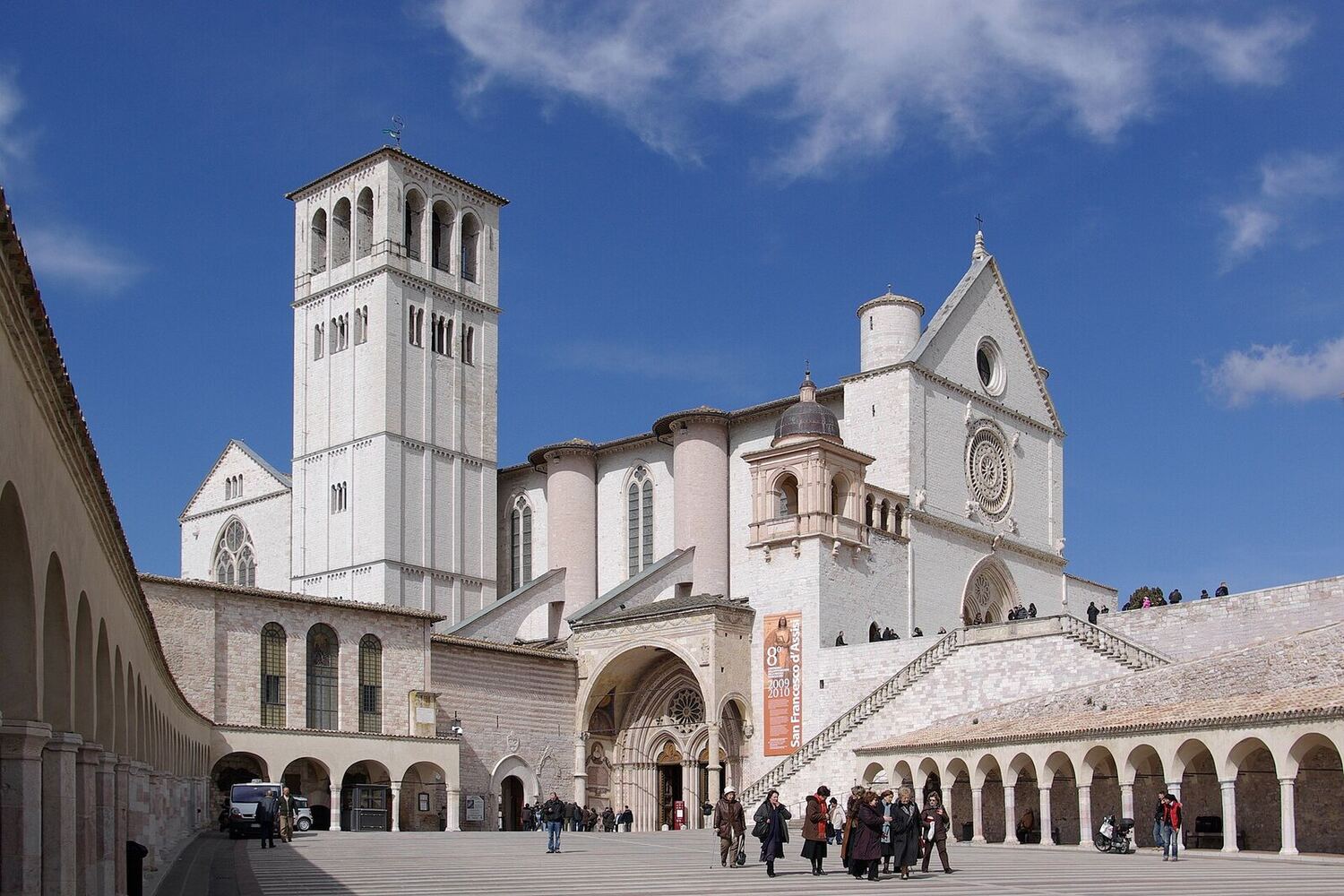 la Basilica di San Francesco ad Assisi vista dalla piazza inferiore con il loggiato
