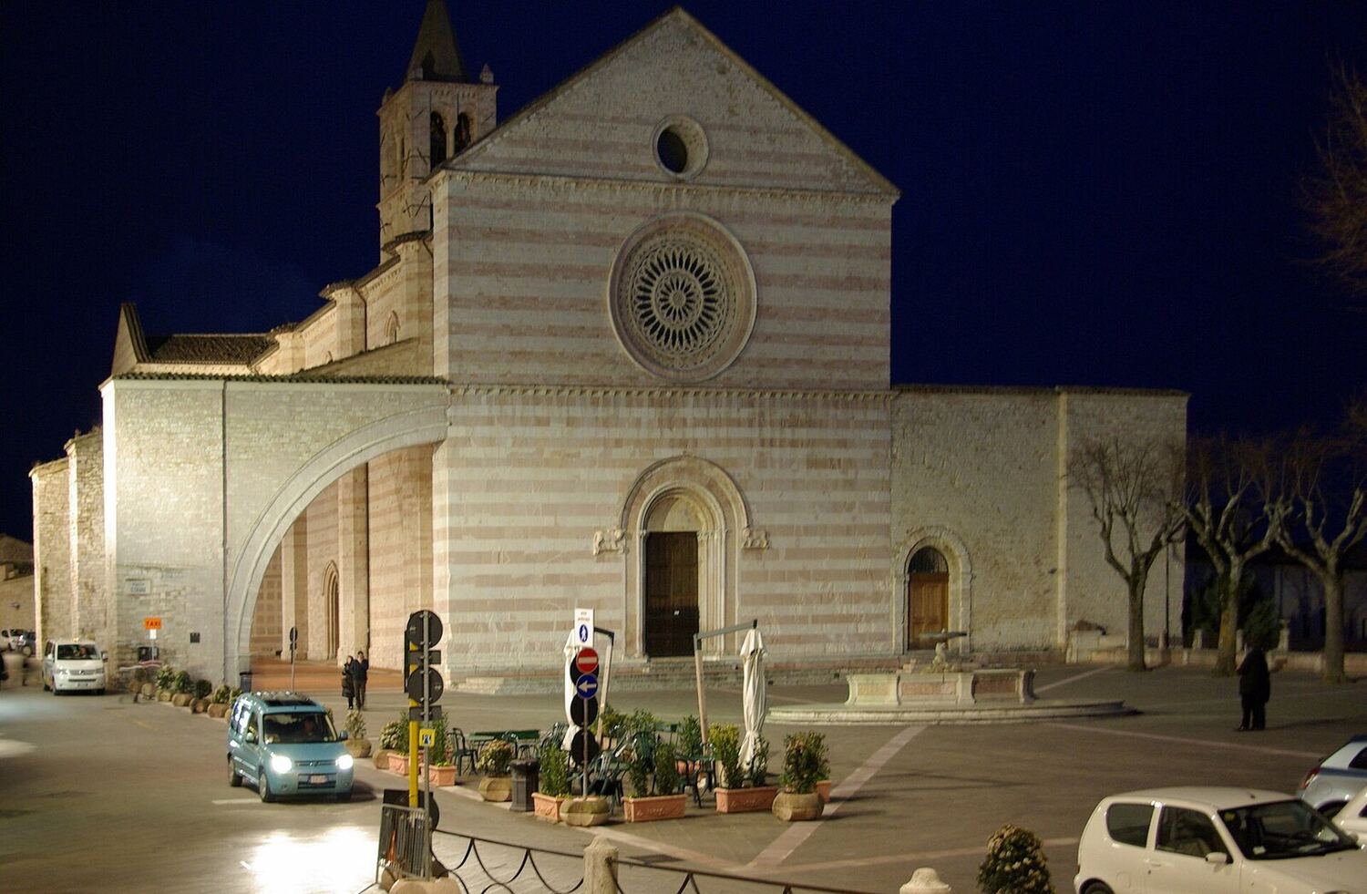 la facciata a fasce bianche e rosa della Basilica di Santa Chiara ad Assisi