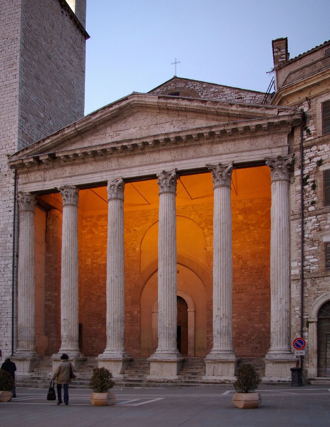 il pronao con le colonne corinzie del tempio di Minerva in Piazza del Comune ad Assisi