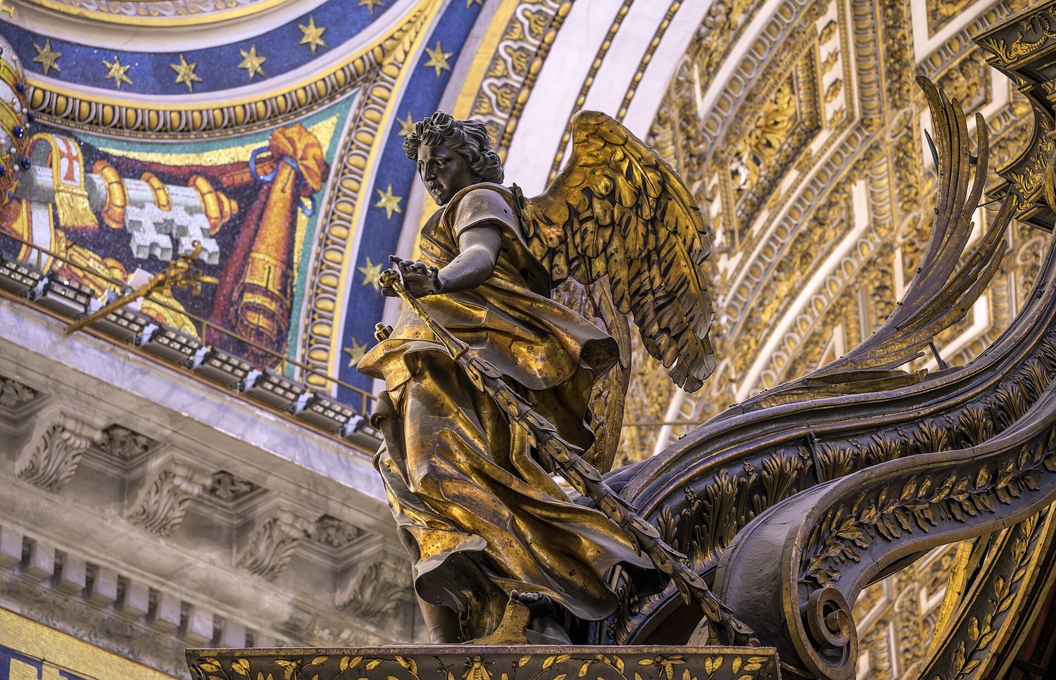 le baldaquin de bronze du Bernin au-dessus de l’autel pontifical de la basilique Saint-Pierre, avec ses quatre colonnes torses