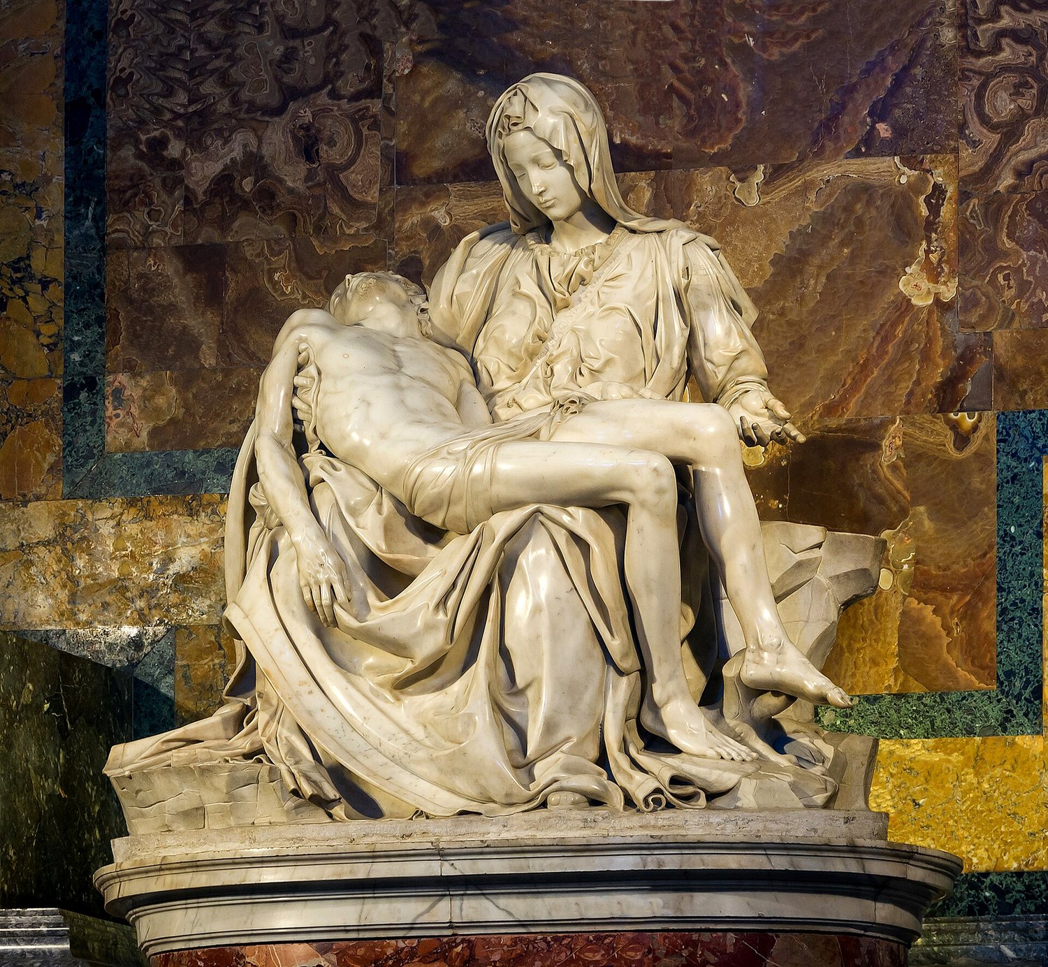 la Pietà de Michel-Ange dans la basilique Saint-Pierre, avec la Vierge soutenant le corps du Christ