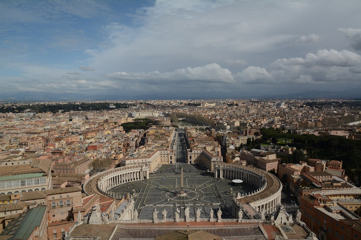 la vue depuis la coupole de Saint-Pierre sur la place avec la colonnade du Bernin, l’obélisque et Rome jusqu’aux montagnes