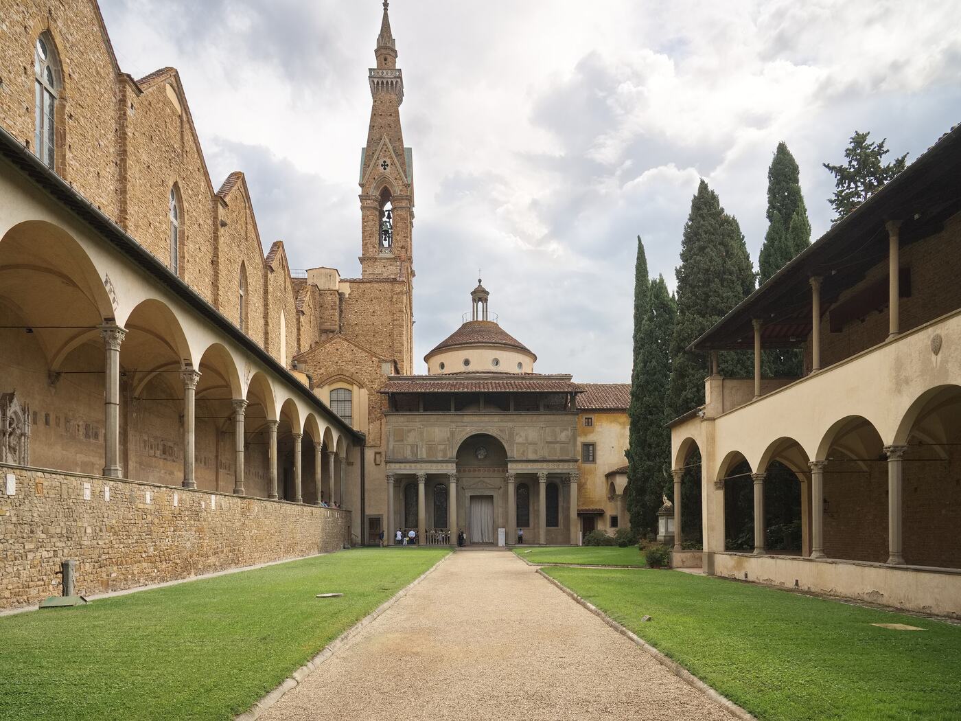 la cappella dei pazzi di brunelleschi in fondo al primo chiostro di santa croce