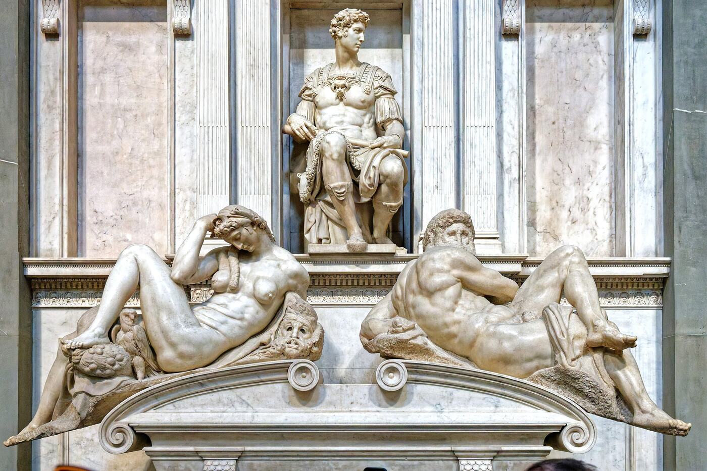 la tomba di giuliano duca di nemours con le allegorie della notte e del giorno