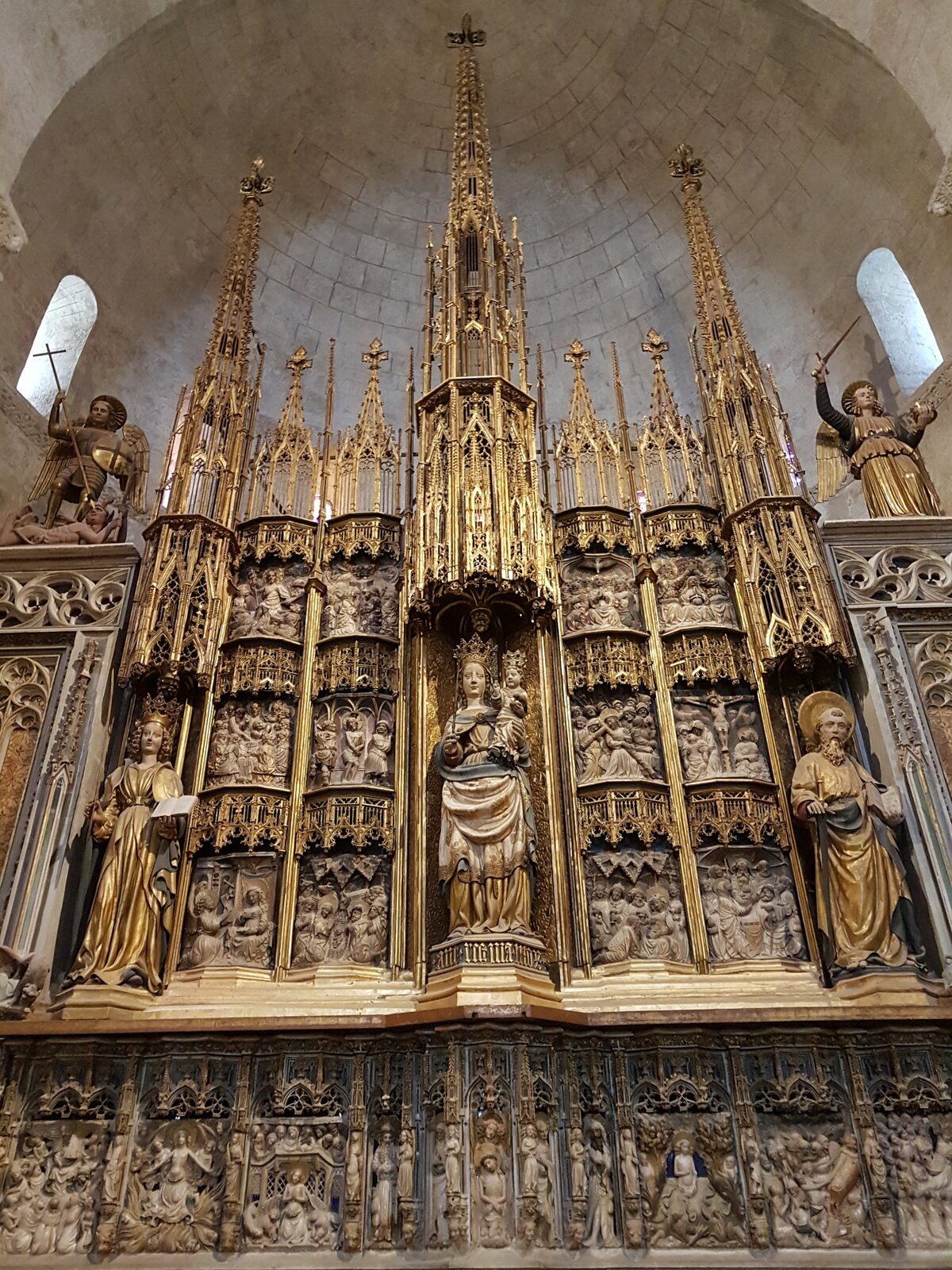 el retablo mayor de alabastro de Pere Johan en la catedral de Tarragona, con sus pináculos dorados y santa Tecla en el centro