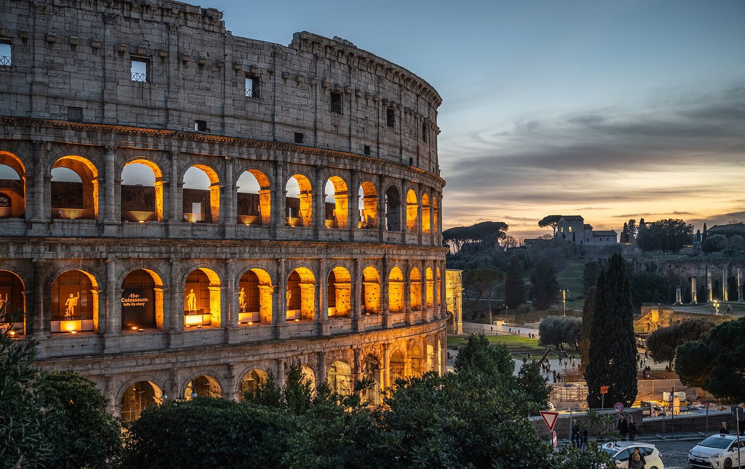 le arcate del Colosseo illuminate al crepuscolo, prima tappa di un itinerario di tre giorni a Roma