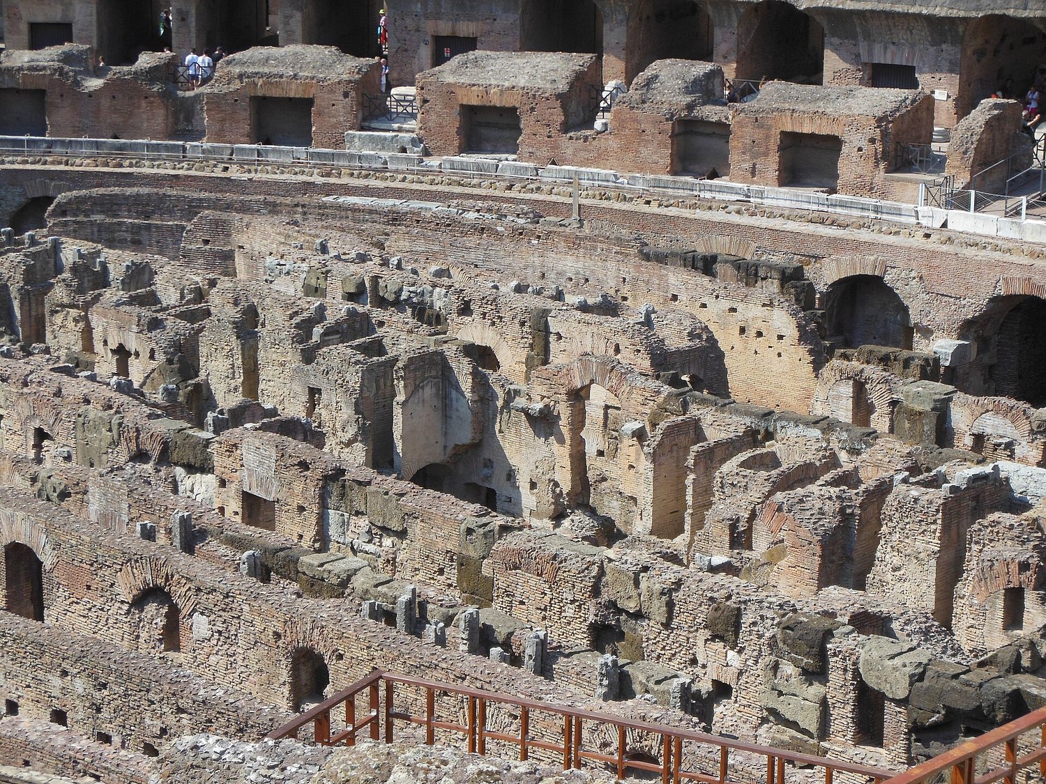 i sotterranei del Colosseo visti dall’alto, con i corridoi curvi in laterizio dell’ipogeo scoperti