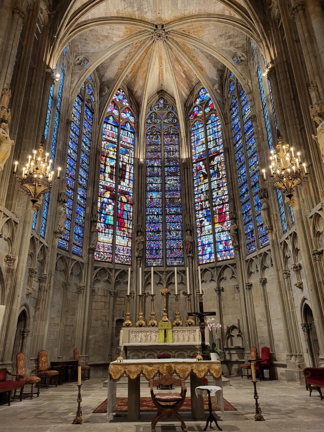 el coro gótico de la basílica de Saint-Nazaire en Carcasona con sus altas vidrieras del siglo XIII sobre el altar