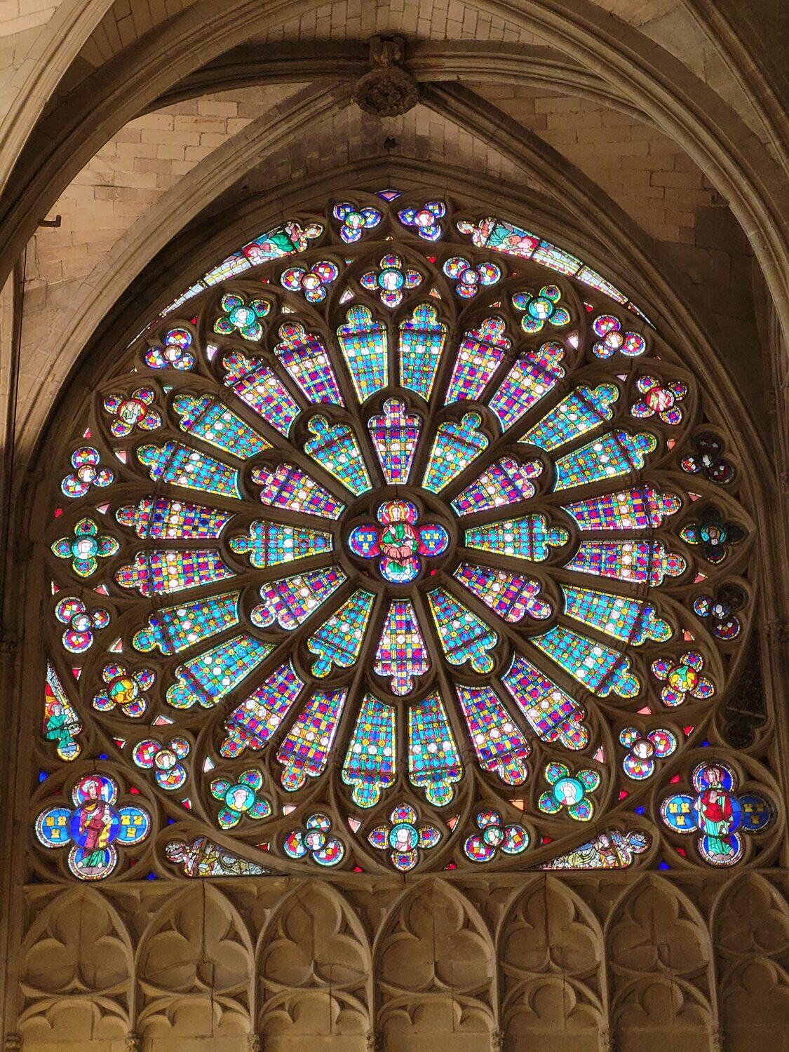 el rosetón radiante del transepto de la basílica de Saint-Nazaire en Carcasona, azul y rosa