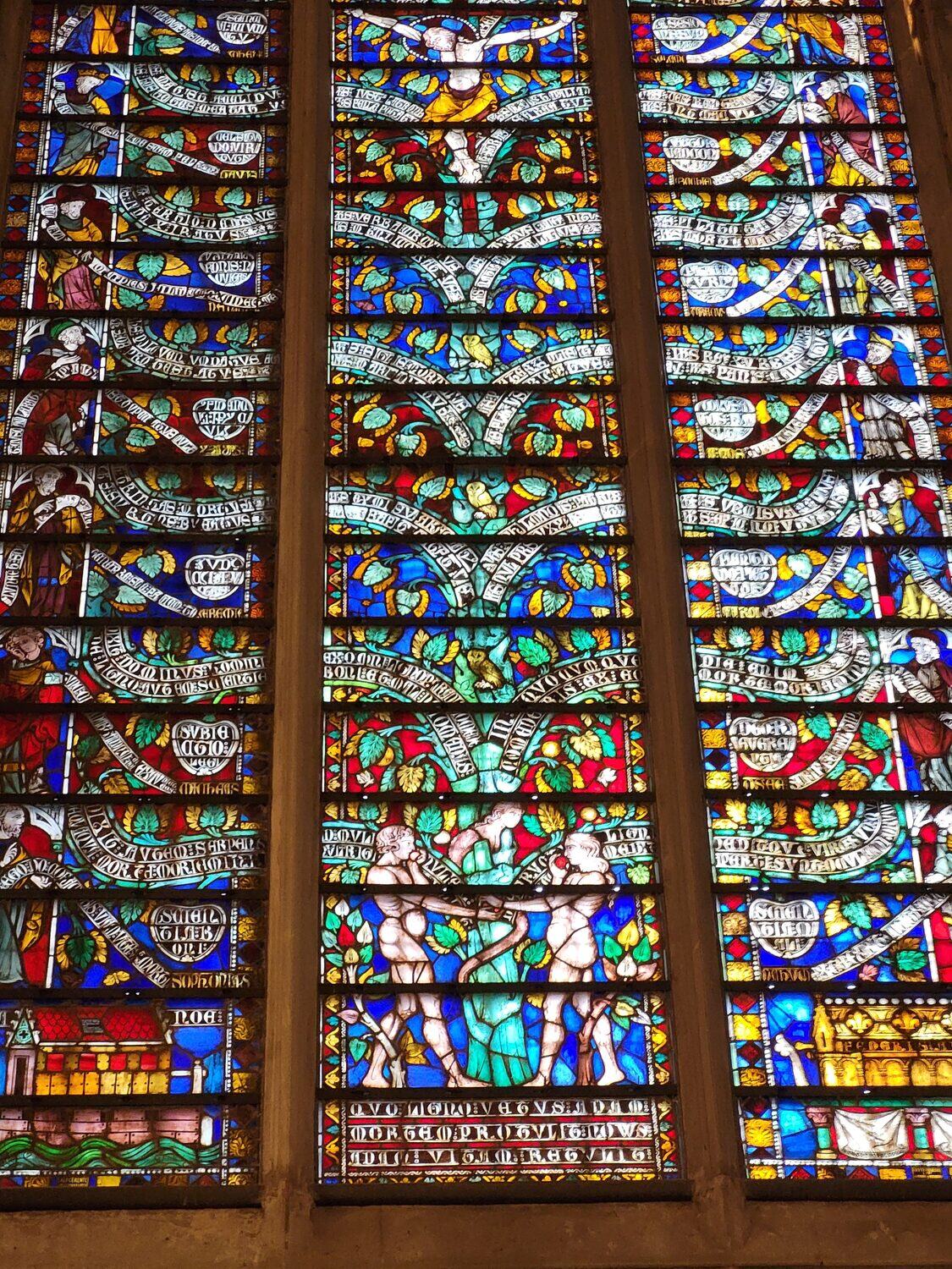 detalle de la vidriera del Árbol de la Vida en la basílica de Saint-Nazaire en Carcasona, con Adán y Eva y el arca de Noé