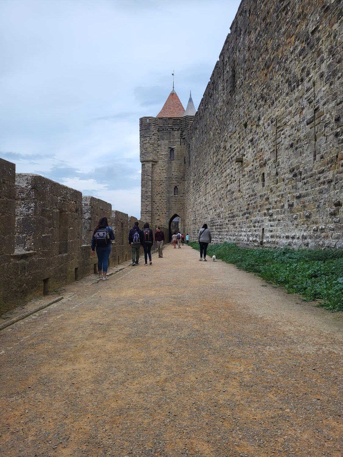 las lices de Carcasona, el pasillo entre las dos murallas, con la torre de una puerta al fondo