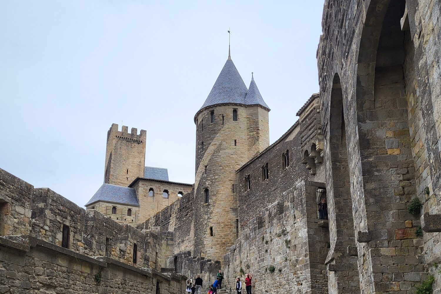 las torres del castillo condal de Carcasona vistas desde las lices, con sus tejados cónicos de pizarra y la torre Pinte cuadrada al fondo