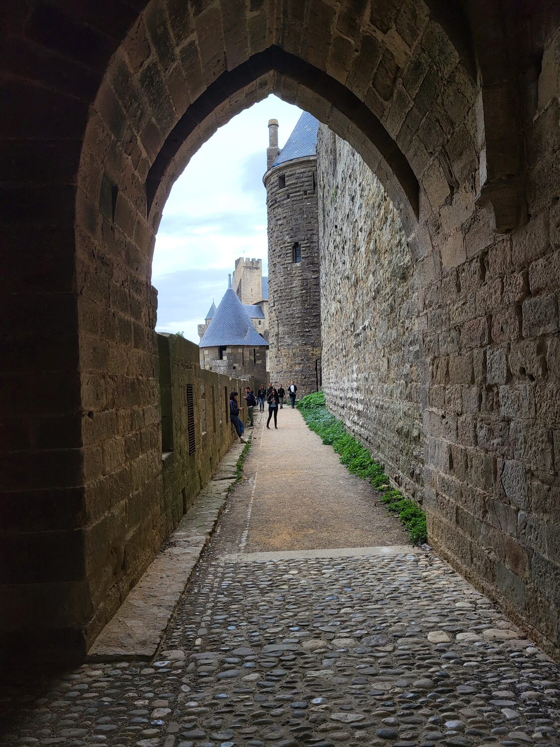 el paso bajo un arco de las murallas de Carcasona que se abre a las lices y a las torres