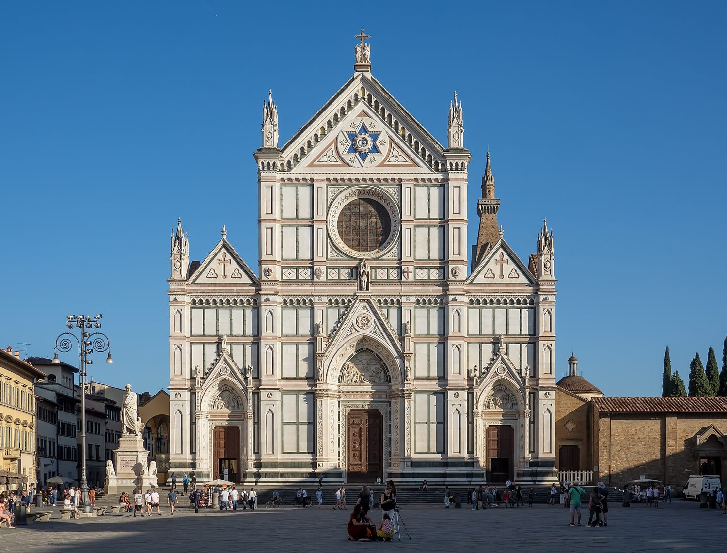 la facciata in marmo della basilica di santa croce a firenze