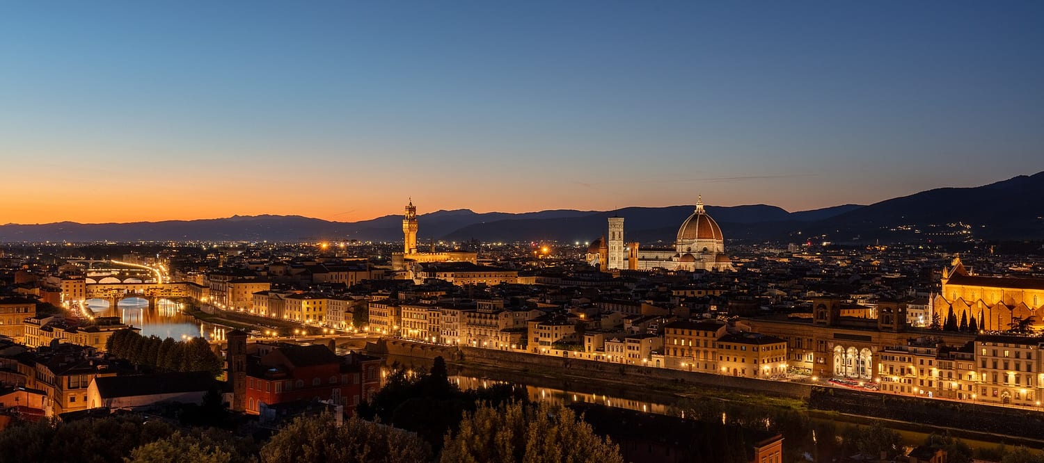 il panorama di firenze dal piazzale michelangelo, con la cupola del brunelleschi e il campanile di giotto