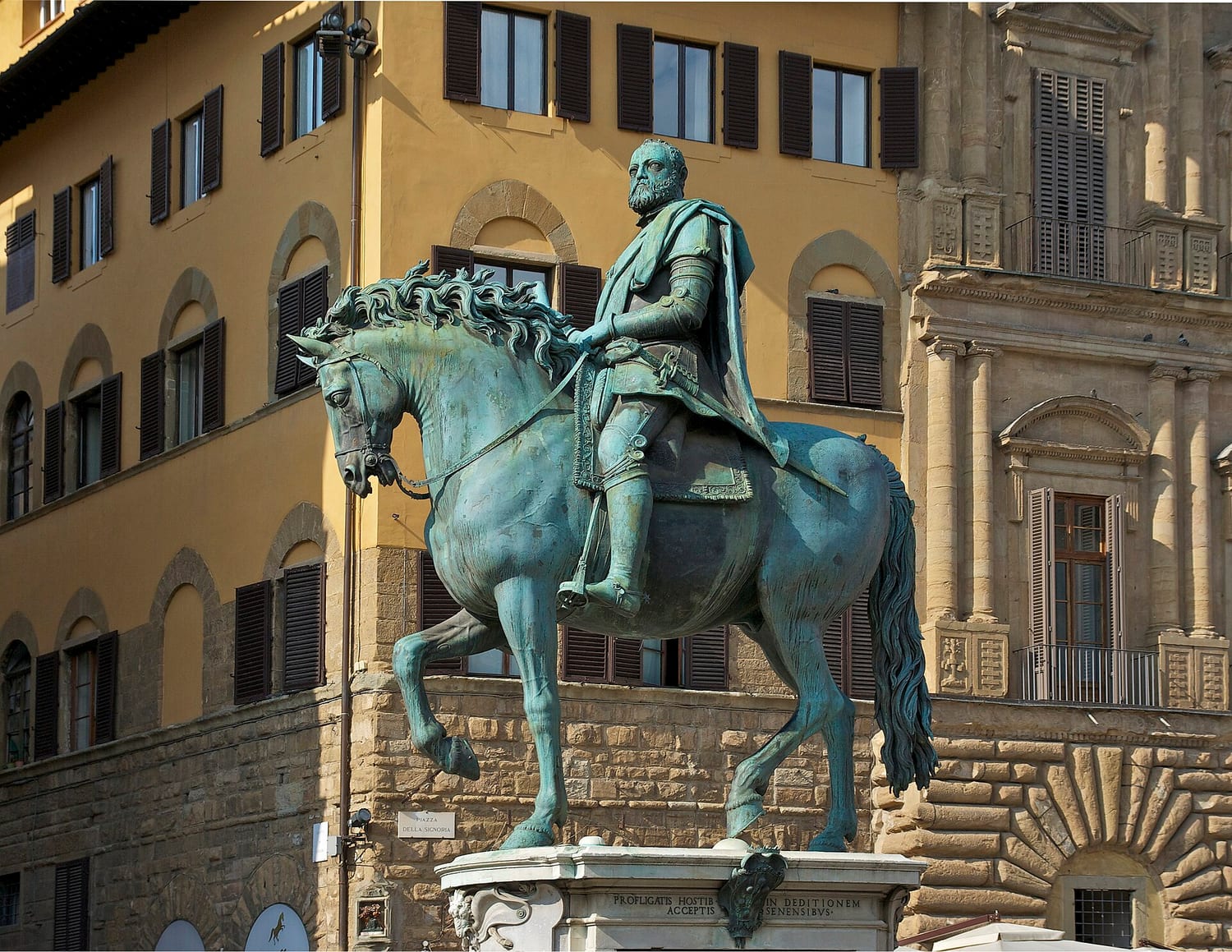 piazza della signoria con palazzo vecchio e la statua equestre di cosimo I