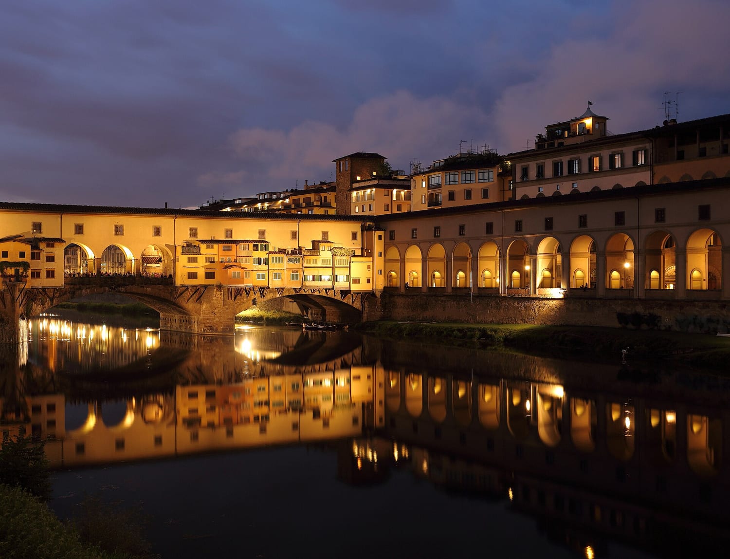 il ponte vecchio al tramonto con le botteghe che si riflettono nell arno