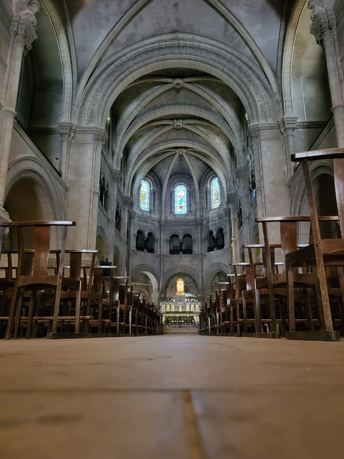 l’interno della cattedrale di Nîmes, con la navata unica, le volte a crociera e il coro absidato in fondo