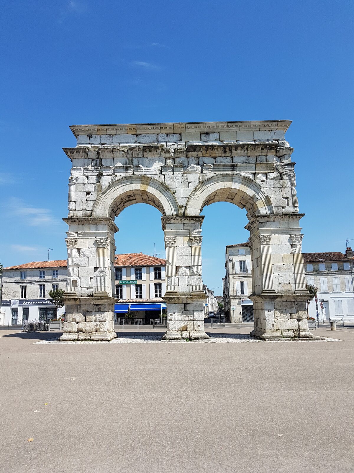 el arco de Germánico en Saintes, romano y de dos vanos, en la plaza que da a la Charente