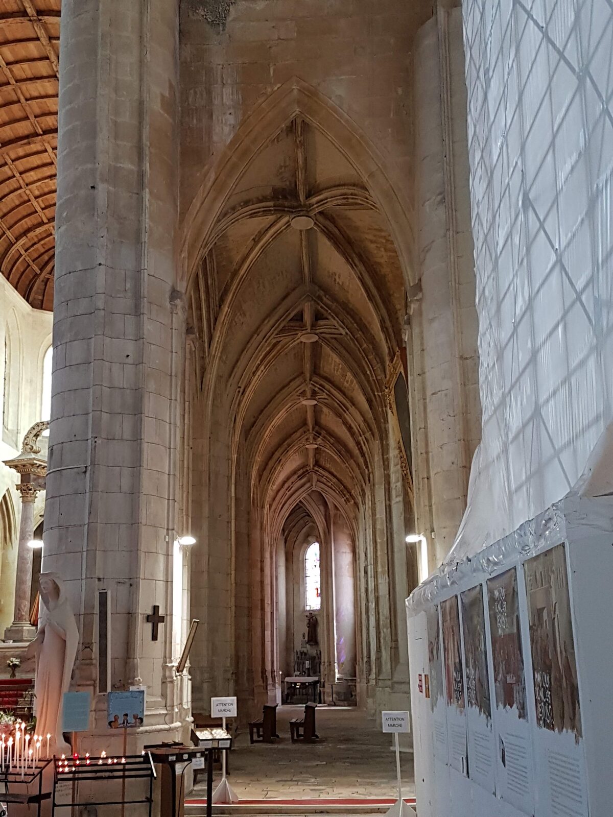la navata gotica della cattedrale di Saint-Pierre a Saintes