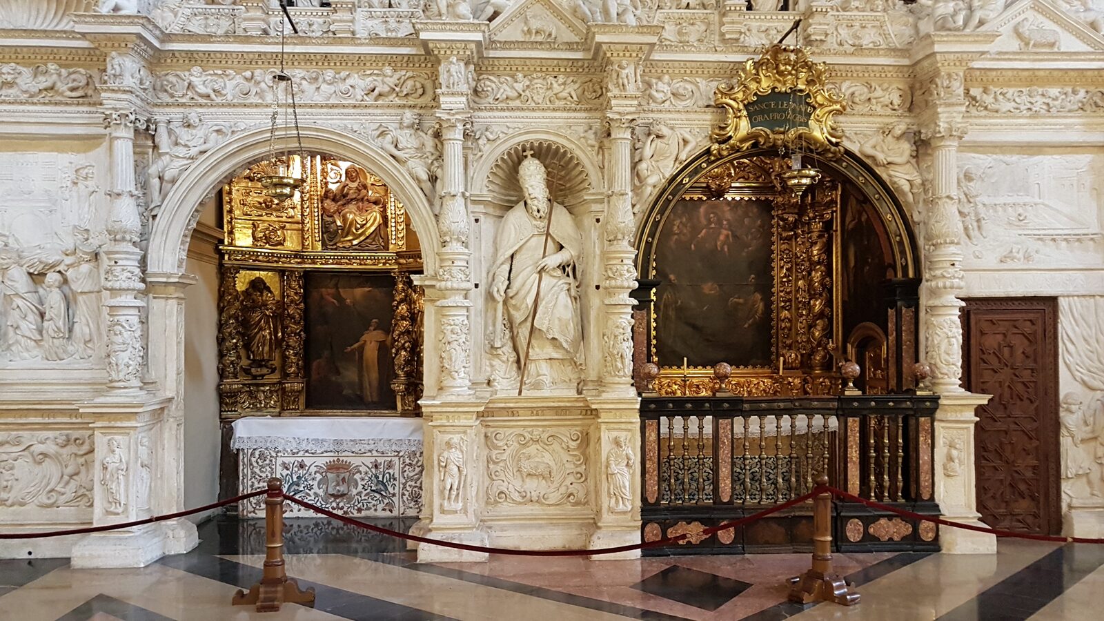 i recinti in alabastro bianco attorno al coro della Seo, con le cappelle laterali