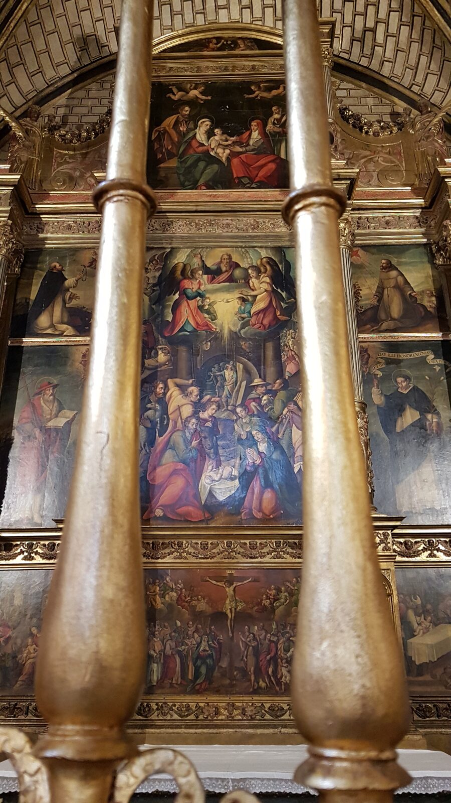 un retablo dipinto su fondo oro in una cappella laterale della Seo di Saragozza