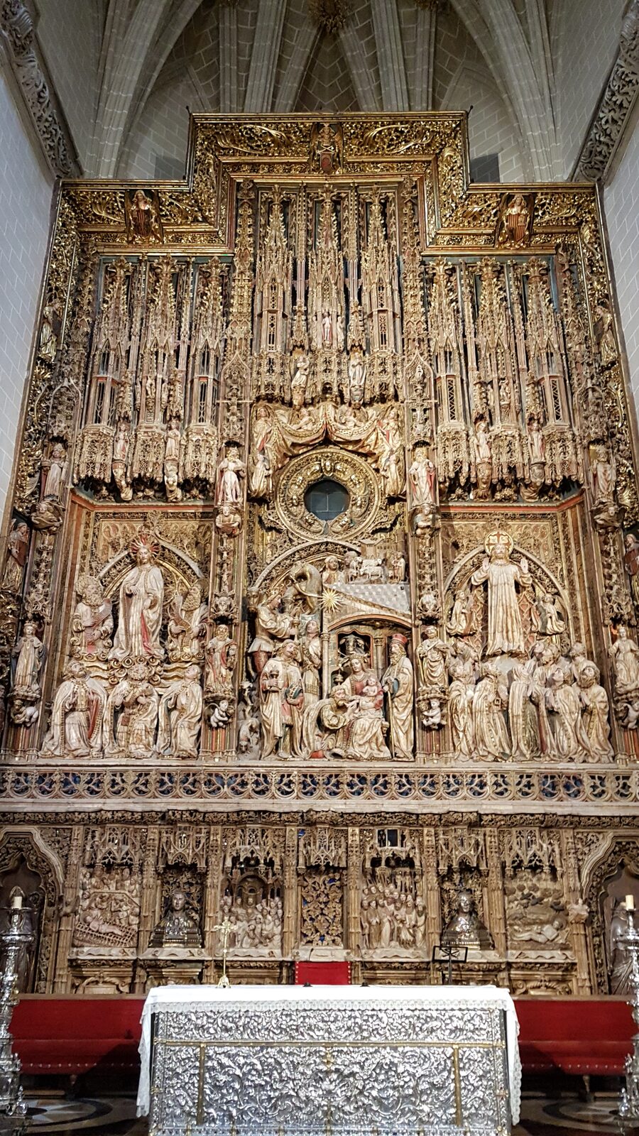 il retablo maggiore in alabastro policromo della Seo di Saragozza, alto sedici metri