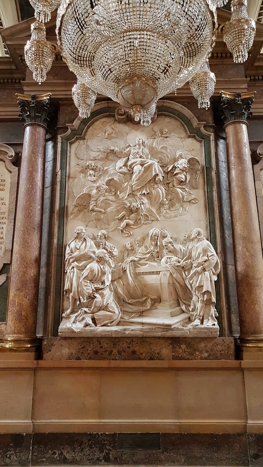 il rilievo in marmo bianco dell’Assunzione della Vergine di Carlos Salas, sul retro della Santa Capilla del Pilar