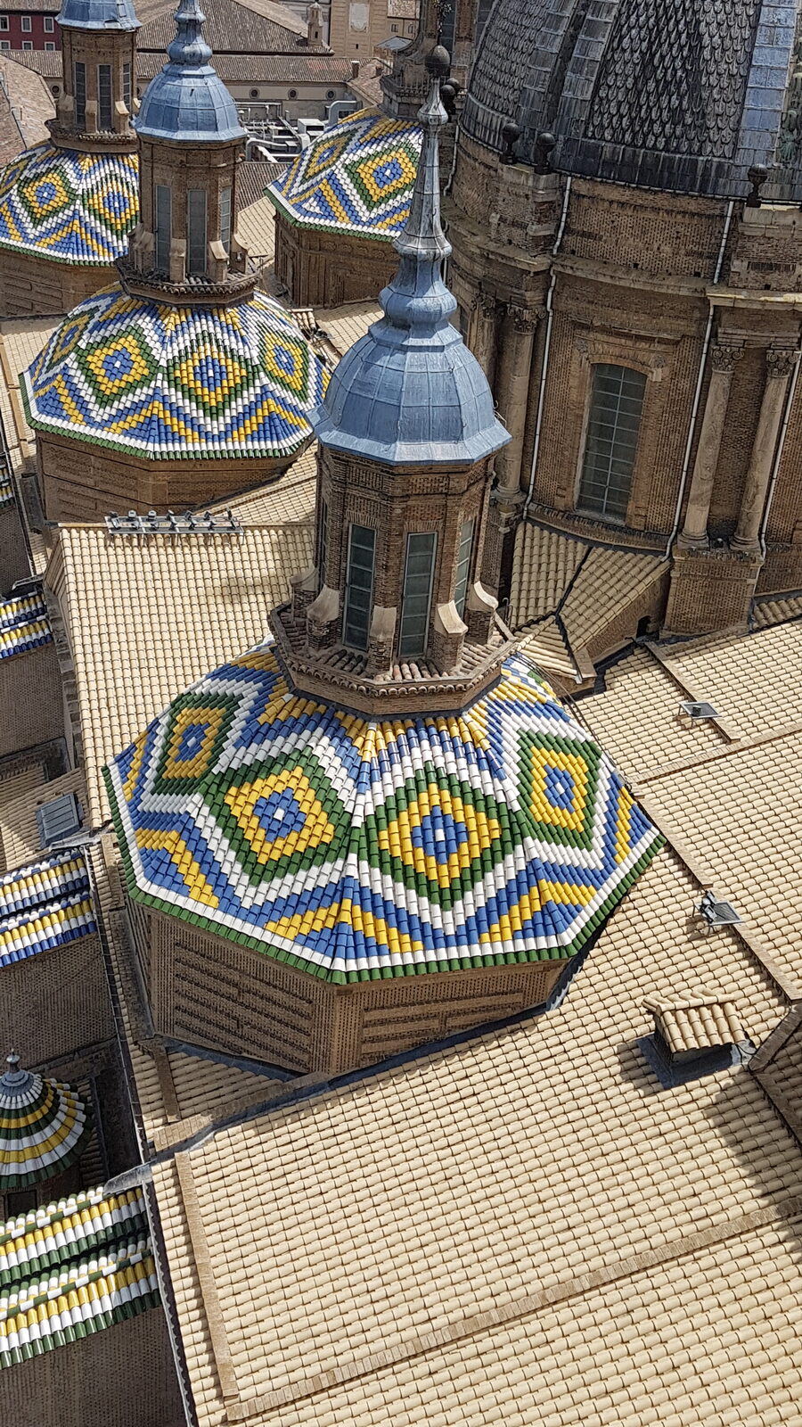 le cupole del Pilar viste dalla Torre Mirador, con le tegole invetriate a rombi gialli, verdi e blu