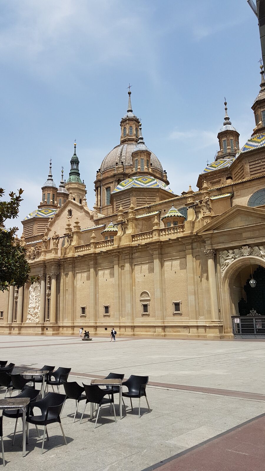 la basilica del Pilar vista dalla piazza, con le cupole a tegole invetriate
