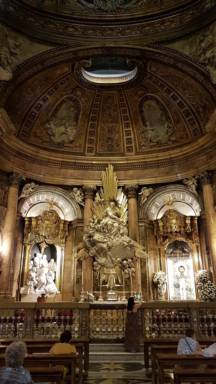 il tempietto barocco della Santa Capilla del Pilar, dorato e sormontato dalla raggiera