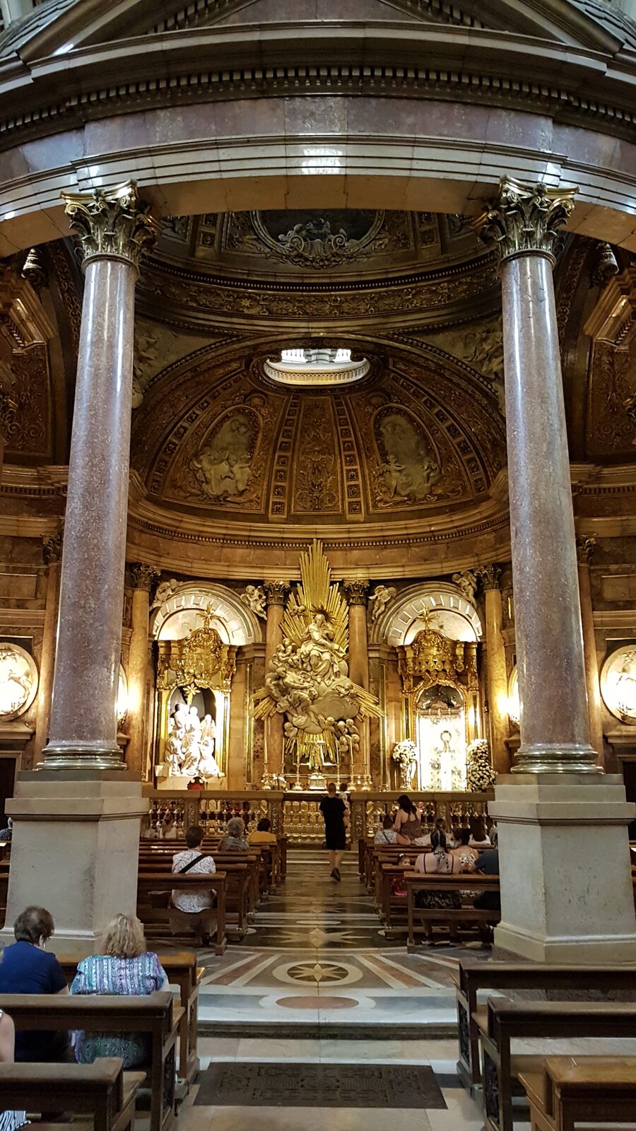la Santa Capilla del Pilar vista dalla navata, fra le colonne della basilica