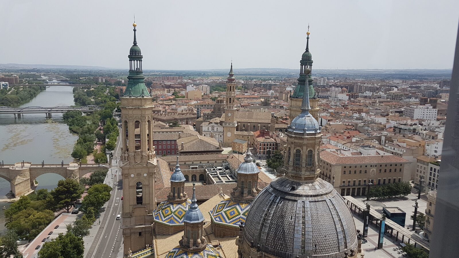 Zaragoza vista desde la Torre Mirador del Pilar, con el Ebro, los puentes y las cúpulas de teja vidriada de la basílica