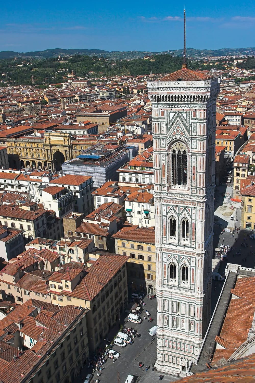 il campanile di giotto rivestito di marmi bianchi verdi e rossi visto dal basso