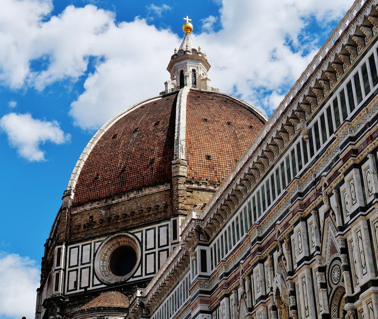 la cupola del brunelleschi vista dall alto con le otto vele e la lanterna