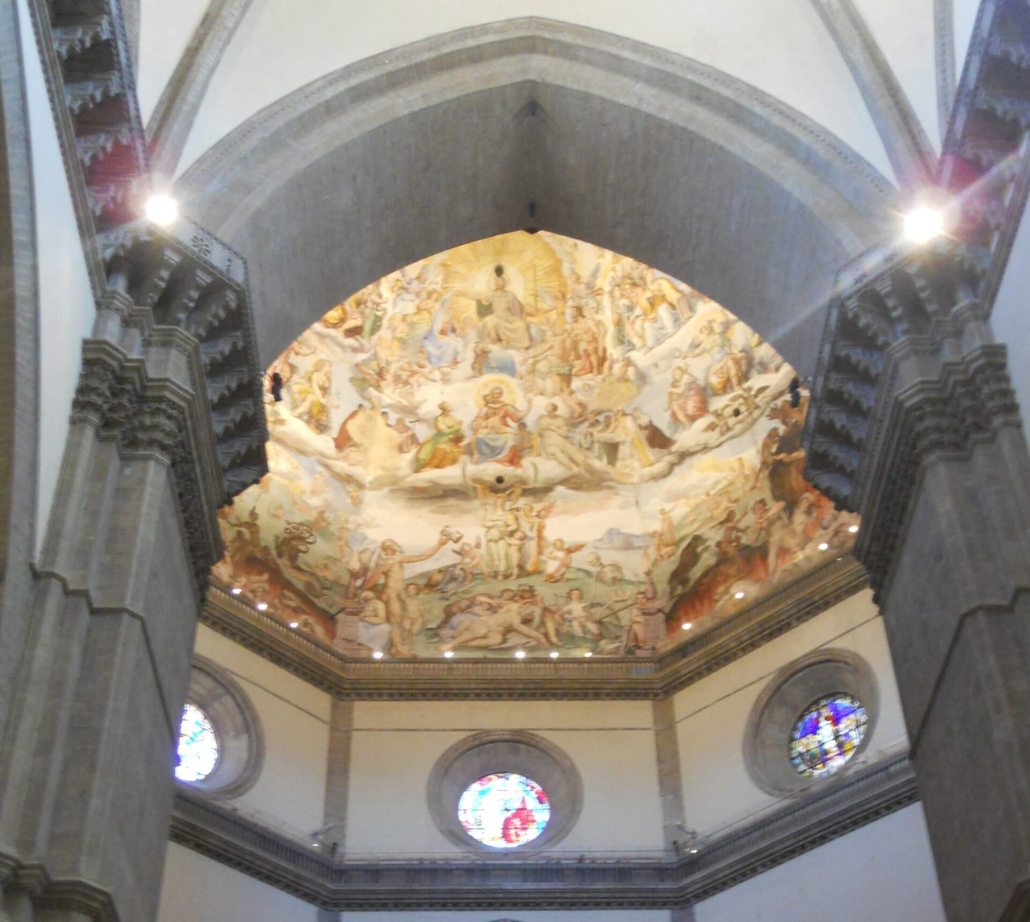 l interno della cupola con l affresco del giudizio universale visto dalla navata