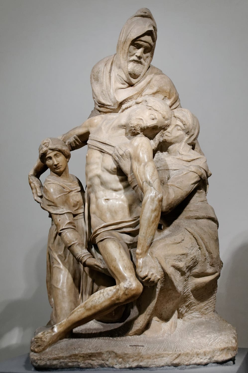 la pietà bandini di michelangelo con la figura incappucciata che regge il corpo di cristo