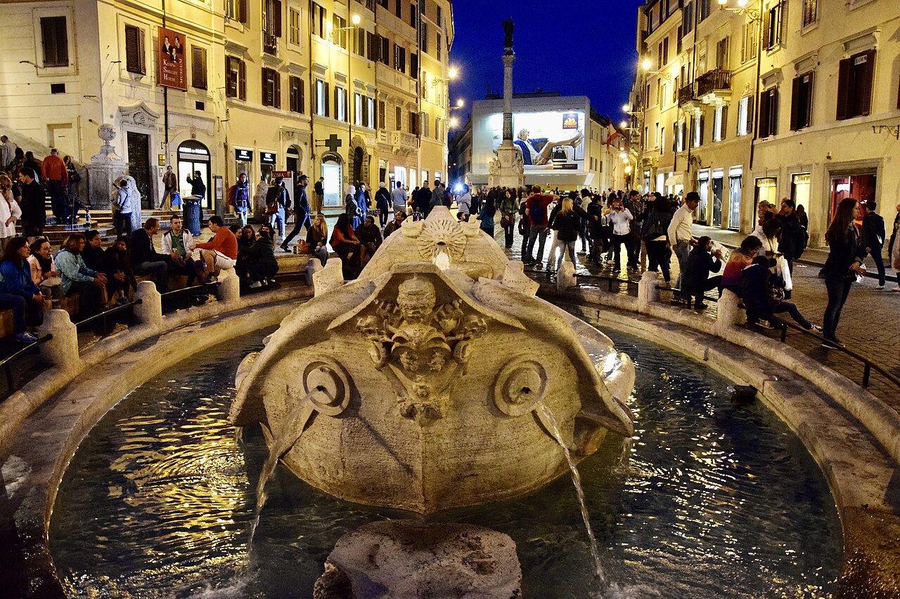 veduta di piazza di spagna con la fontana della barcaccia e la scalinata di trinita dei monti