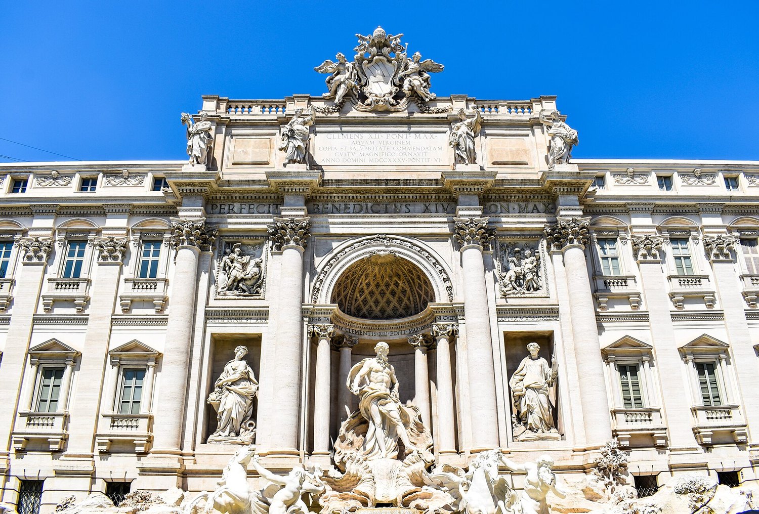 la Fontana di Trevi vista de frente, con la fachada del palazzo Poli, las inscripciones papales y Océano en la hornacina central