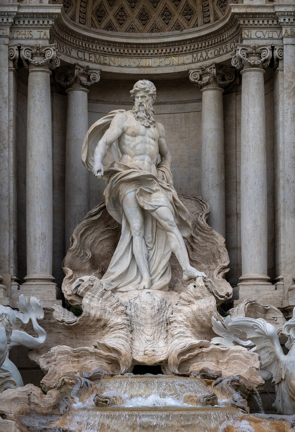 Oceano sul carro a conchiglia nella nicchia centrale della Fontana di Trevi, con l’iscrizione di Clemente XIII sopra