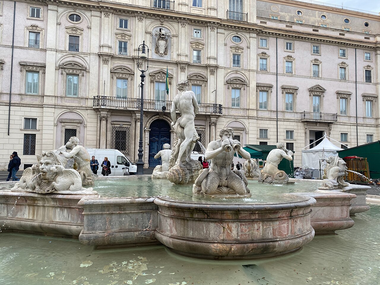 la fontana del moro in piazza navona con la figura che lotta con il delfino