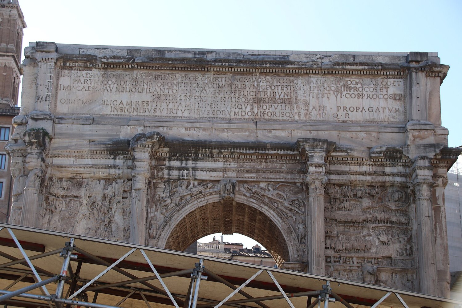 l’iscrizione sull’attico dell’arco di Settimio Severo nel Foro Romano, con la quarta riga rifatta dopo la damnatio memoriae di Geta