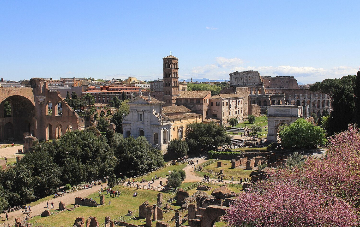 il Foro Romano visto dal Palatino con la basilica di Massenzio a sinistra, l’arco di Tito e il Colosseo in fondo