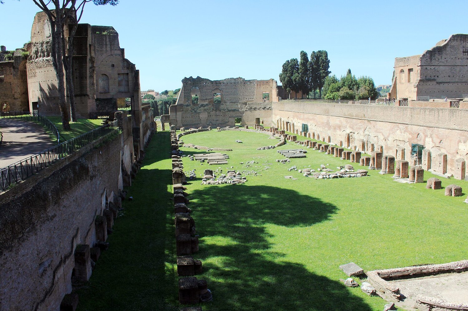 lo stadio palatino dentro il palazzo imperiale sul Palatino, con l’esedra centrale e le murature in laterizio