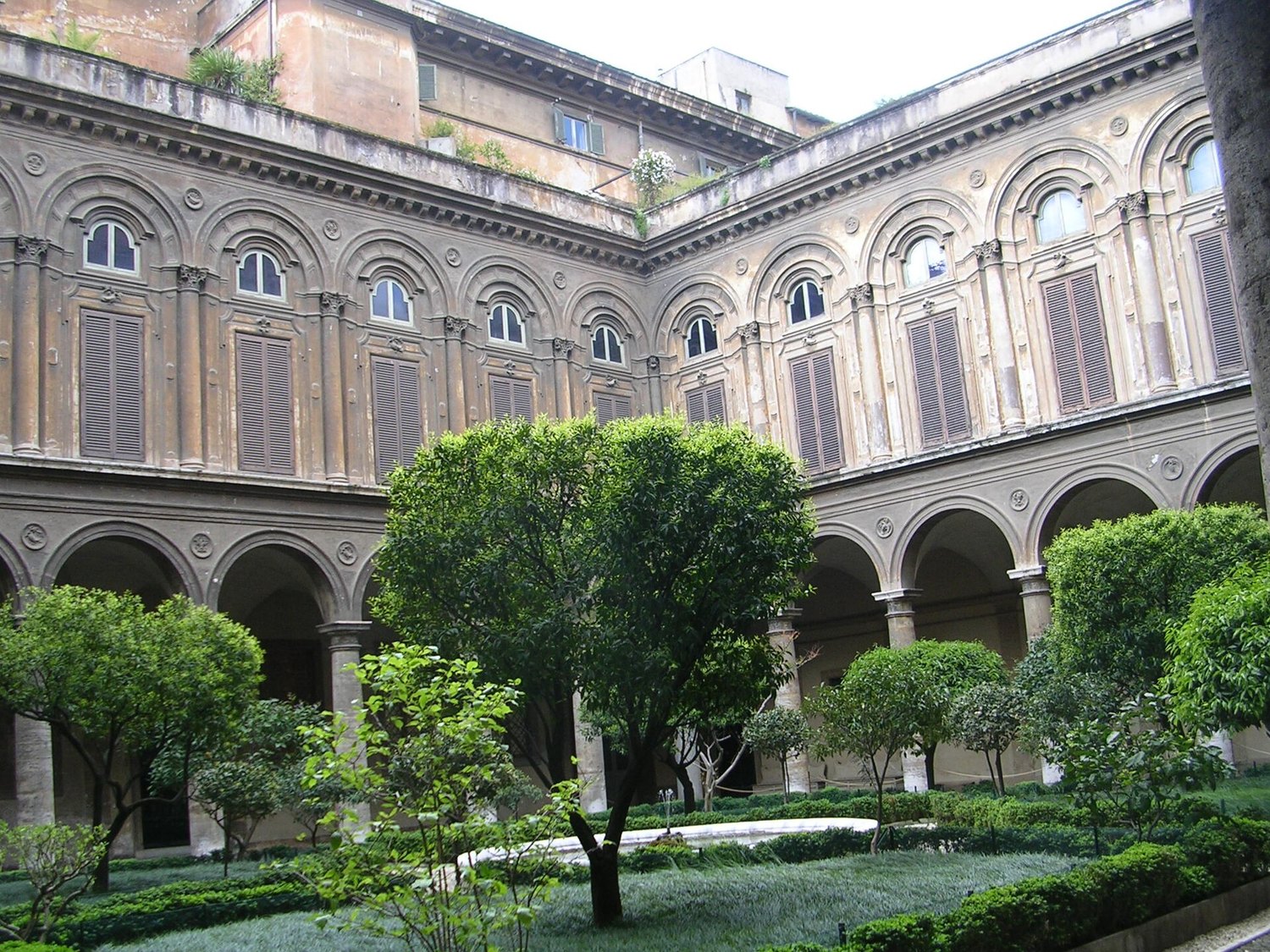 el patio interior del Palazzo Doria Pamphilj de Roma con los naranjos y el pórtico de arcos en dos niveles
