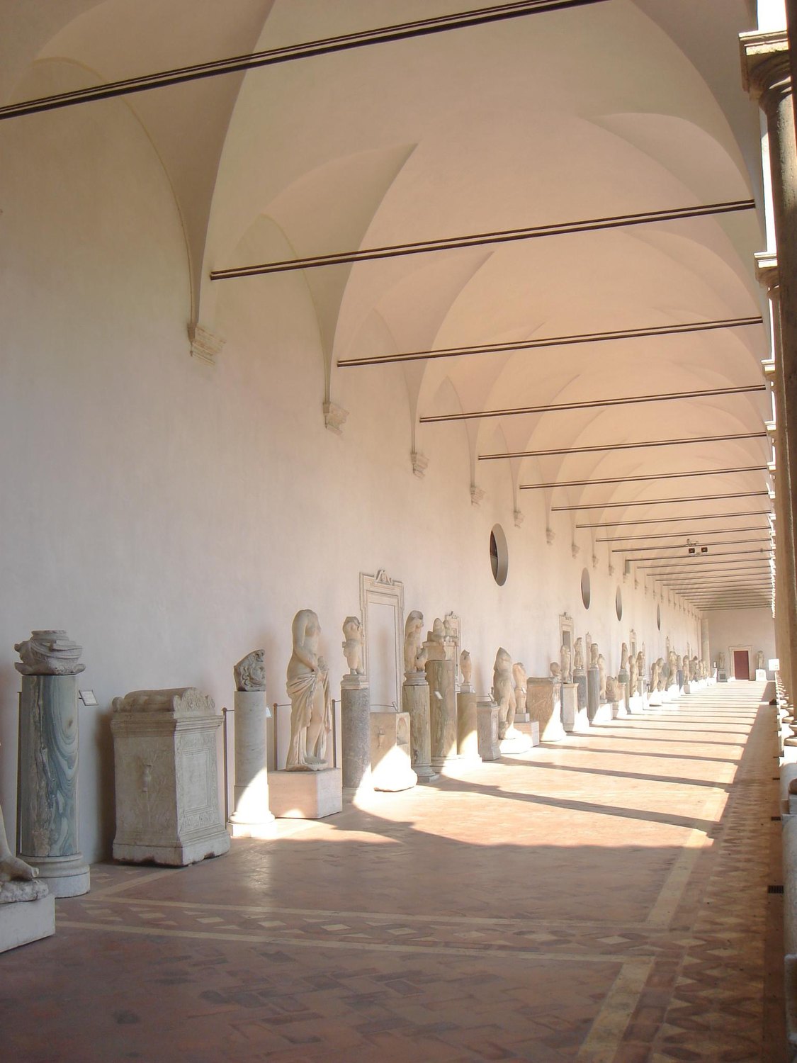 el claustro de las Terme di Diocleziano en Roma, con el pórtico sobre columnas y las esculturas antiguas alineadas