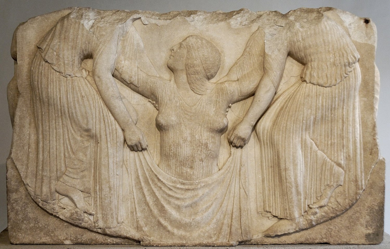 el Trono Ludovisi en Palazzo Altemps, con la figura femenina levantada por dos Horai detrás del velo