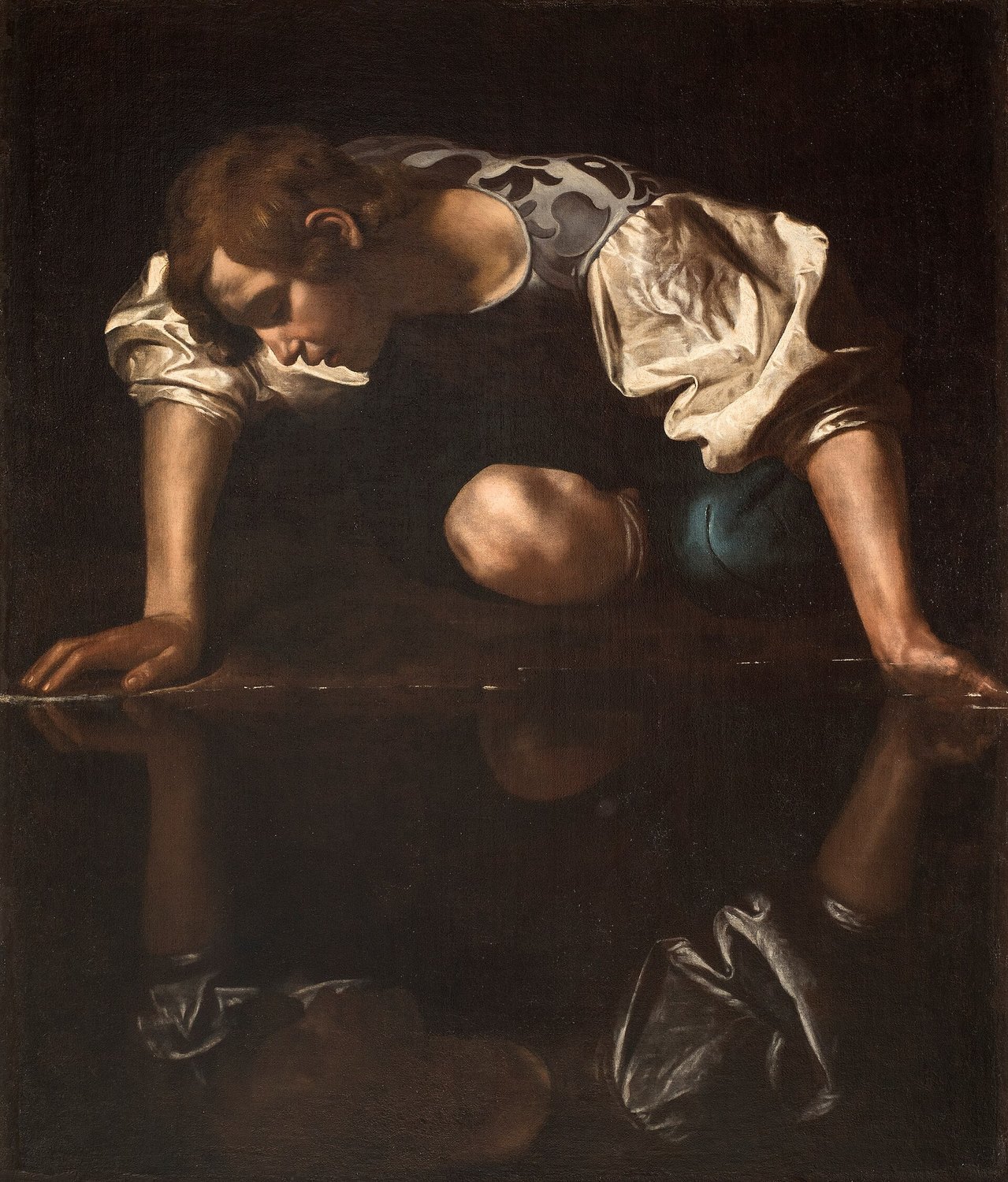el Narciso atribuido a Caravaggio, un joven inclinado en la orilla mirando su propio reflejo en el agua
